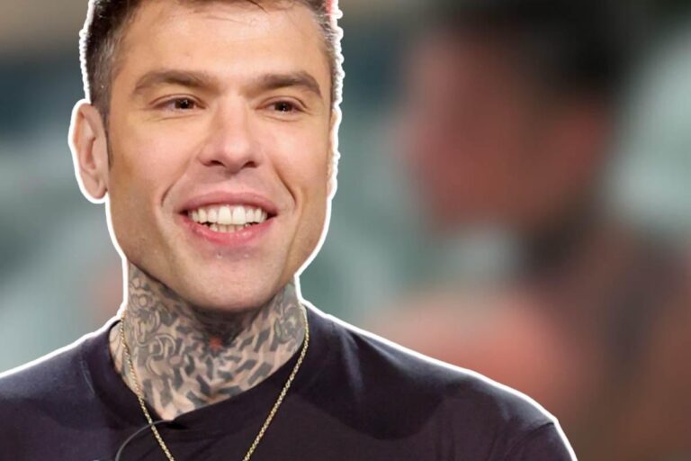 fedez dettaglio accanto al letto