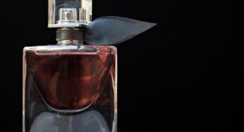 Spruzzi e dopo 5 minuti non lo senti più? Il segreto per far durare di più il profumo e lasciare (sempre) la scia