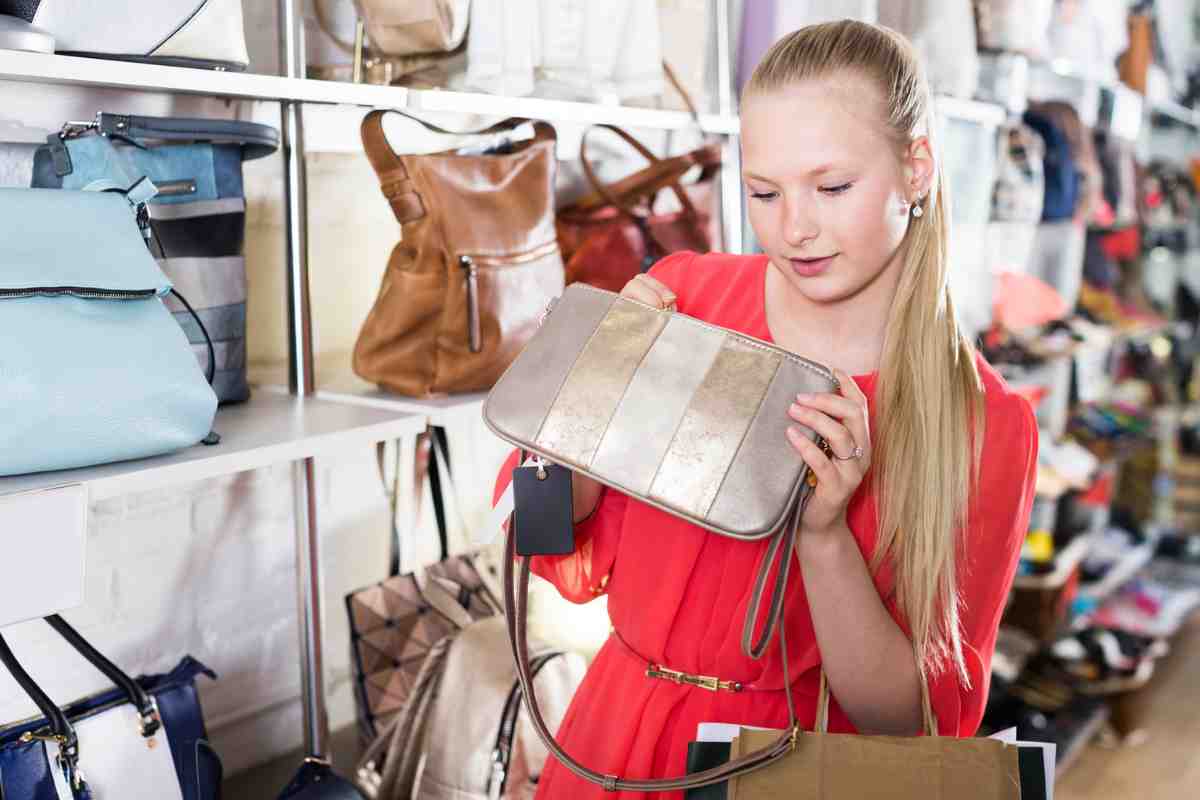 Donna con borsa