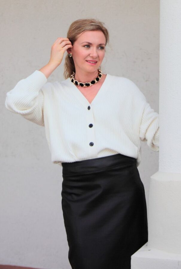 donna con cardigan