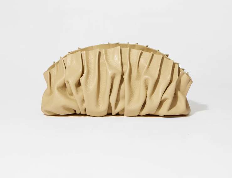 una pochette gialla con corpo spiegazzato