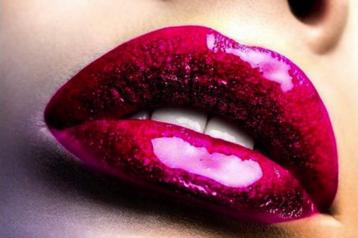 labbra con il rossetto rosso brillante