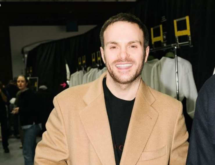 sabato de sarno con una giacca sorridente in posa