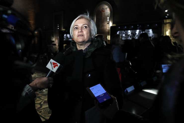 la fendi in posa ai microfoni dei giornalisti