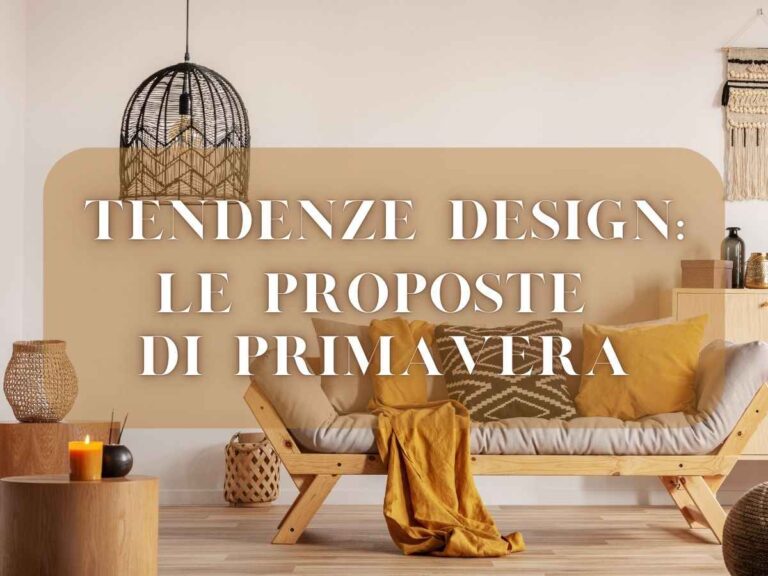 divano con cuscini sullo sfondo