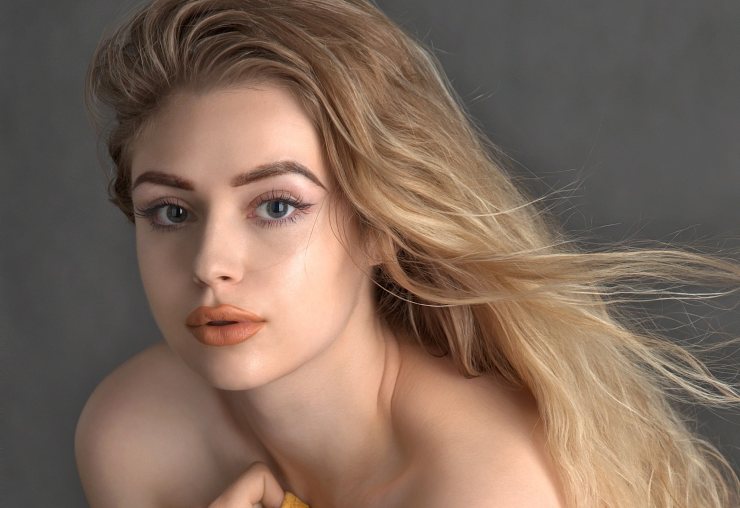 ragazza con i capelli lunghi biondi