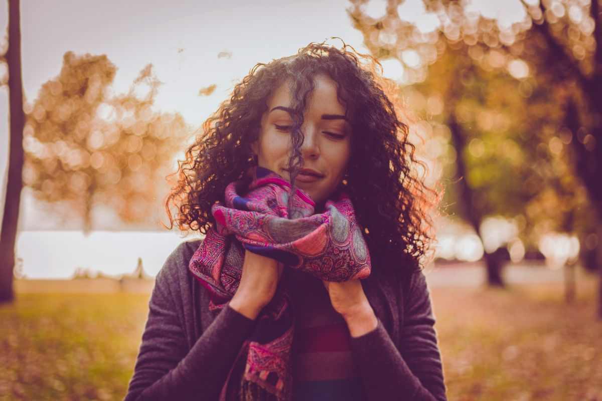 una ragazza con un foulard