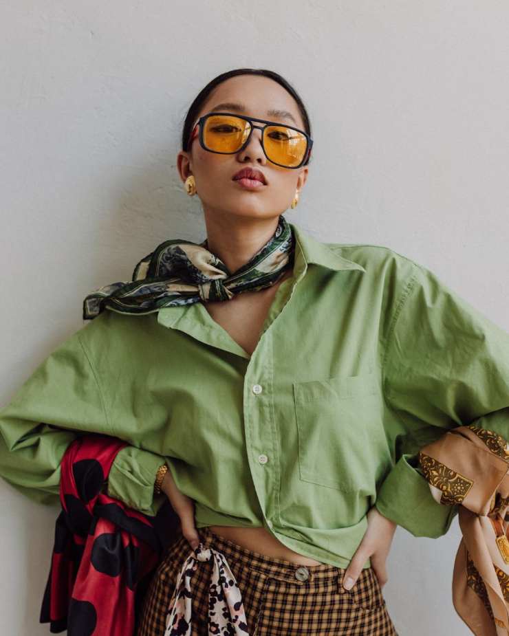 donna con completo camicia e pantalone