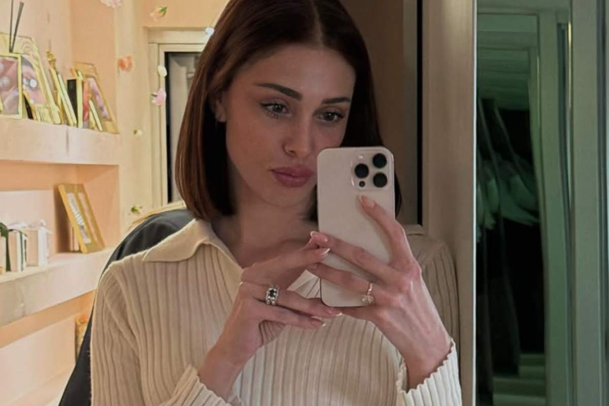 Belen Rodriguez che si fa un selfie