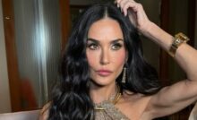 demi moore che si tocca la testa con una mano