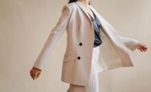 Donna in completo elegante che cammina