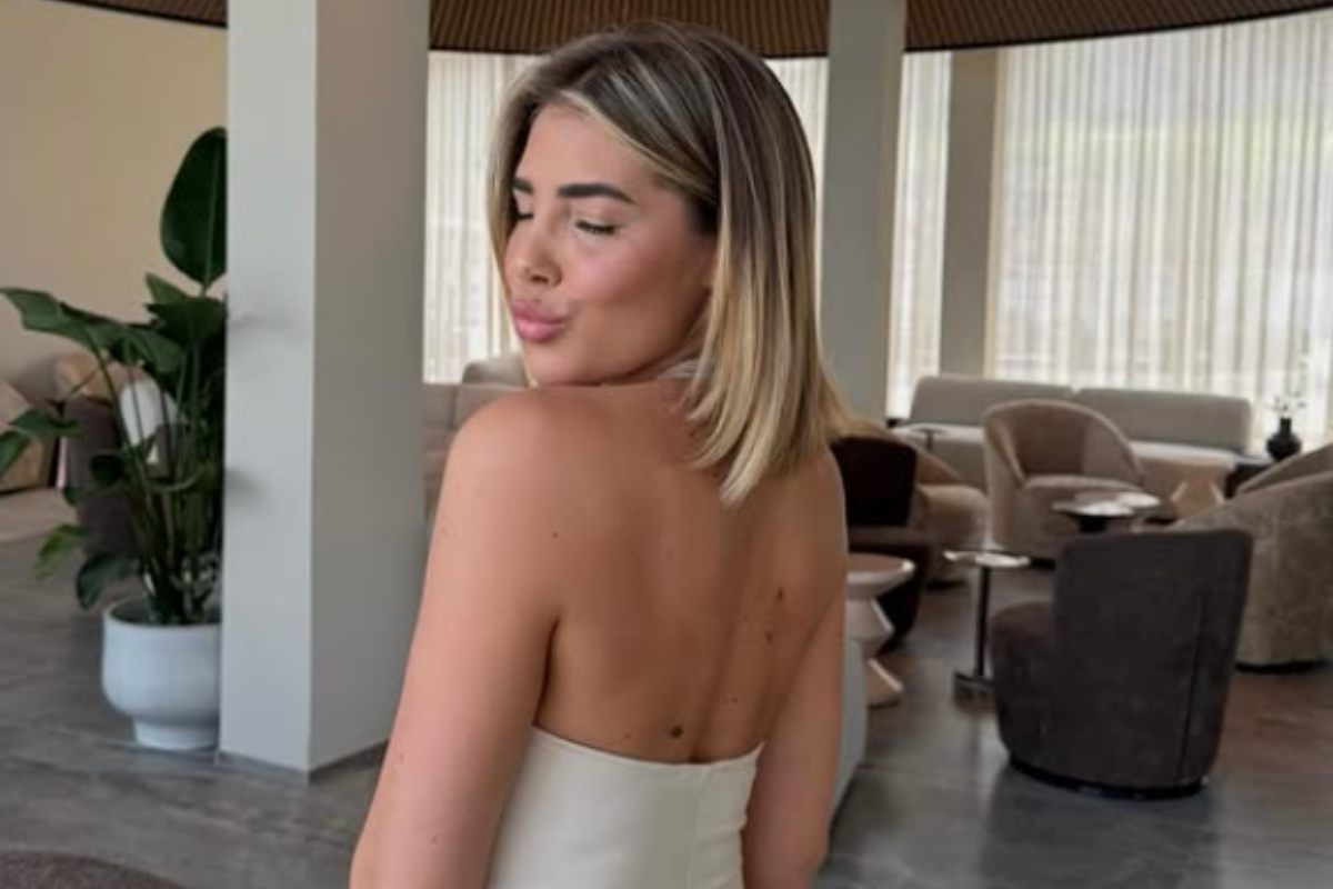 martina ioannon girata di spalle che manda un bacio