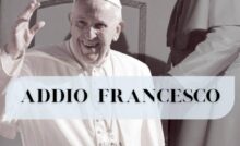 Papa Francesco che saluta