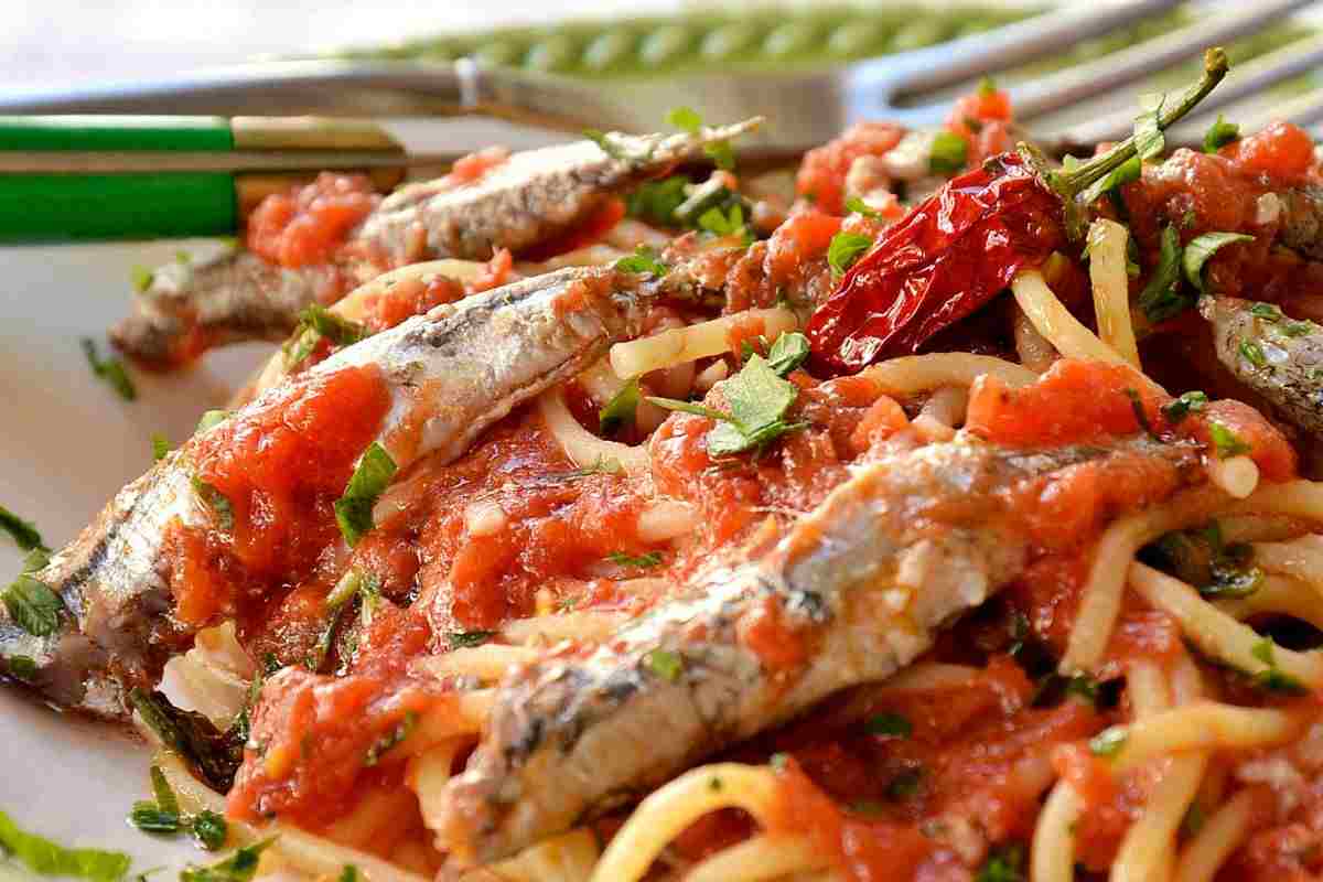 spaghetti con acciughe e pomodoro